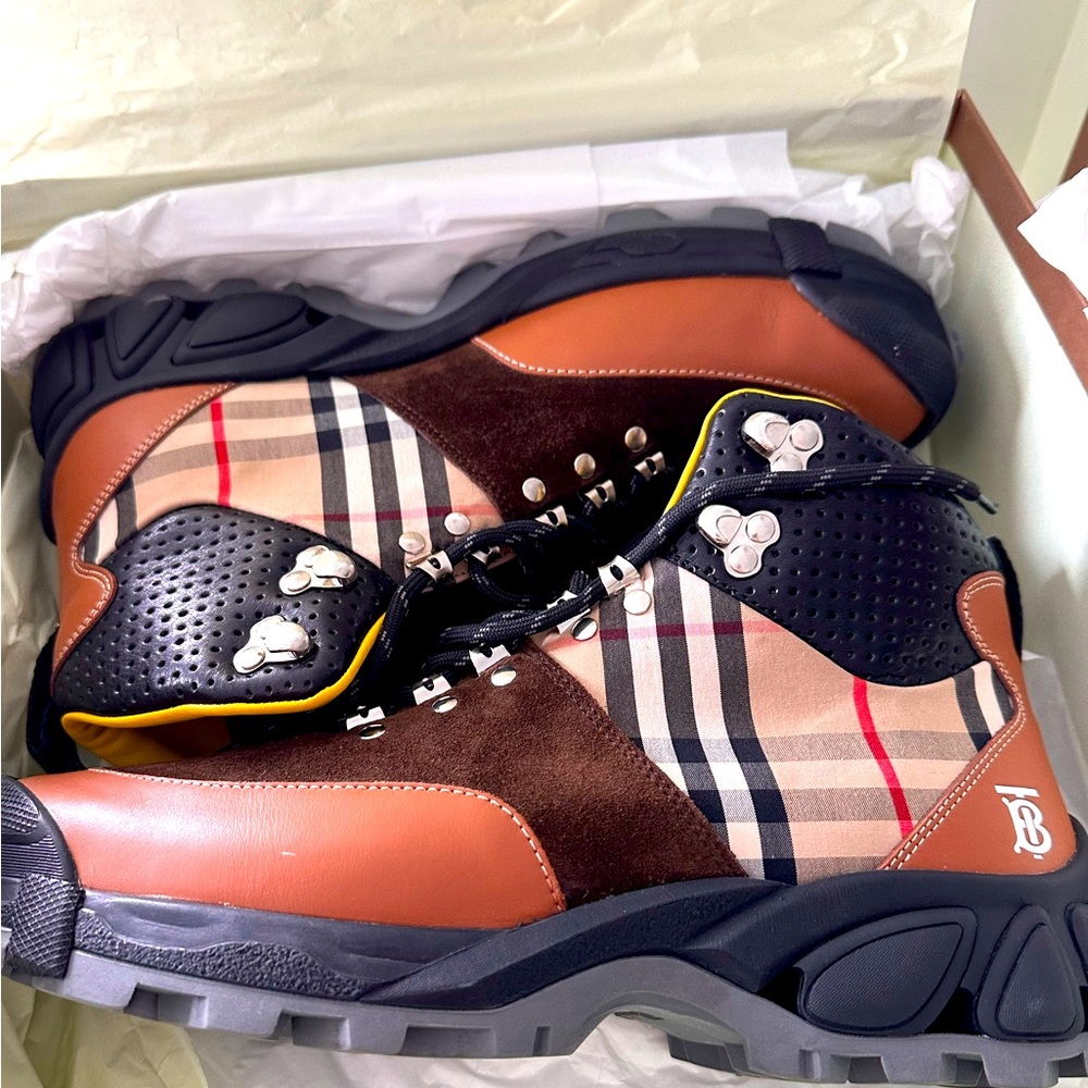 NEW Burberry Boots with box, cloth bag, respective tissue